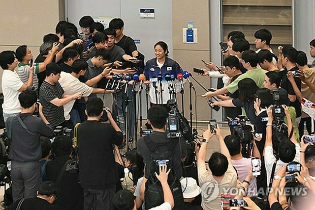 仁川国際空港に到着したバドミントン女子の安洗塋＝7日、仁川（聯合ニュース）