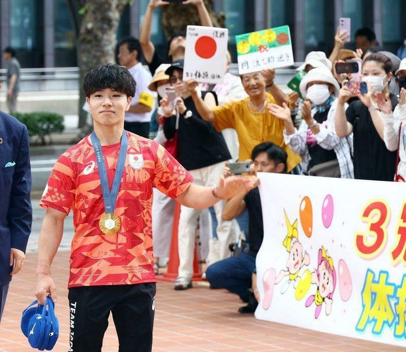 パリ五輪後初めて岡山に凱旋し、ファンらの祝福に応える岡選手＝26日、岡山県庁前広場