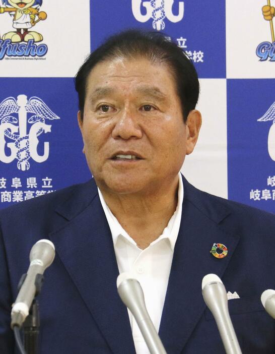 退任記者会見をする県岐阜商の鍛治舎巧監督＝28日、岐阜市