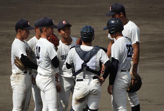 マウンドに集まる掛川西ナイン