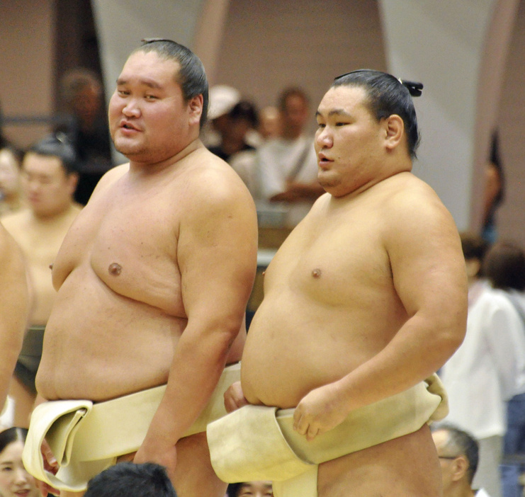 夏巡業の朝稽古で、横綱照ノ富士（左）と言葉を交わす大関豊昇龍＝23日、東京都大田区