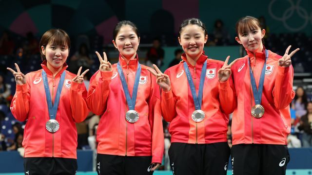 銀メダルをかける平野美宇選手。木原美悠選手、張本美和選手、そして銅メダルをかける早田ひな選手(写真：長田洋平/アフロスポーツ)