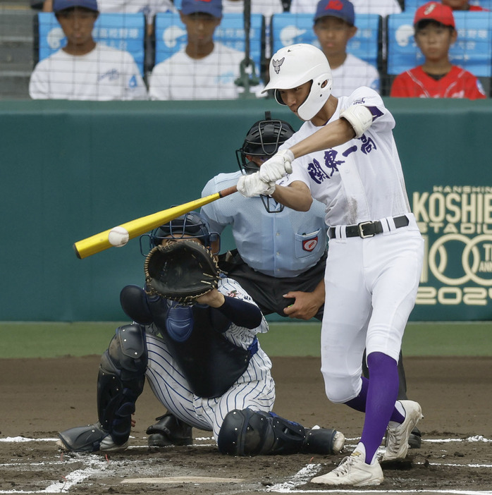 明徳義塾―関東第一　6回表関東第一無死一、三塁、越後が中前に適時打を放つ。捕手里山＝甲子園