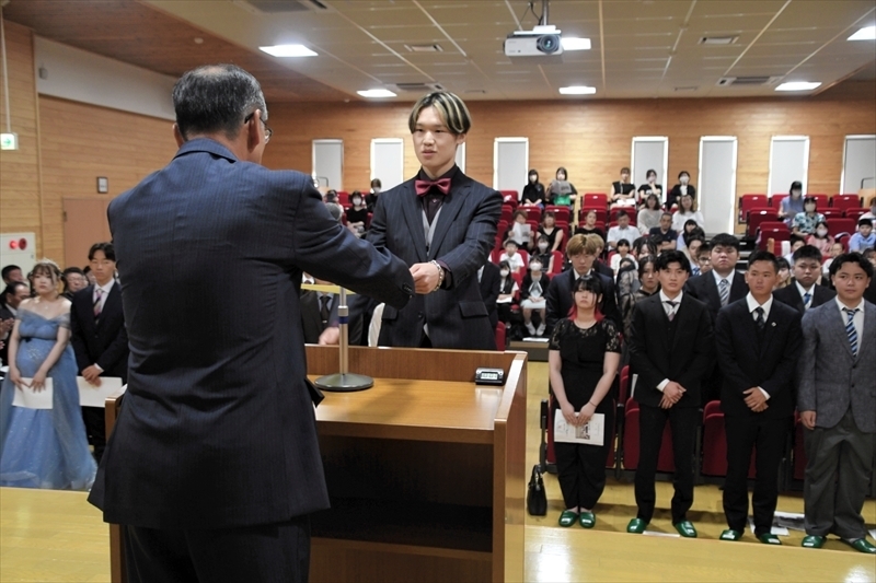 添田村長から証書を受ける矢部さん（右）