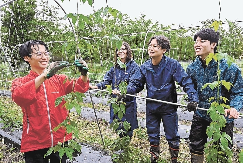 飯舘村で地ビールづくりに取り組む志賀さん（左）と畑上さん（右から２人目）ら