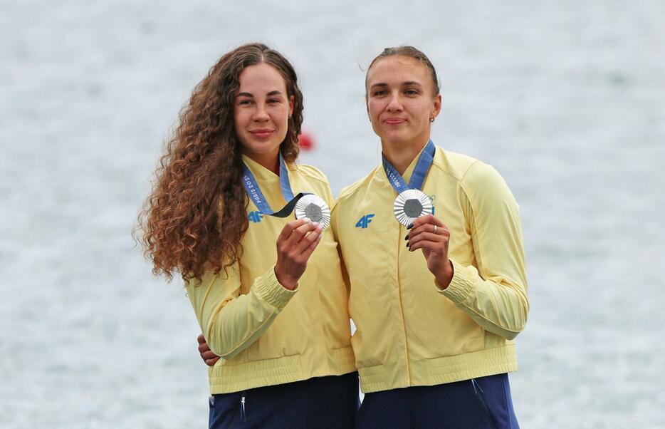 パリ五輪のカヌー女子スプリント・カナディアンペア500メートルで銀メダルを獲得したリュドミラ・ルザン（左）とアナスタシア・リバチョク＝9日、パリ郊外（ロイター＝共同）