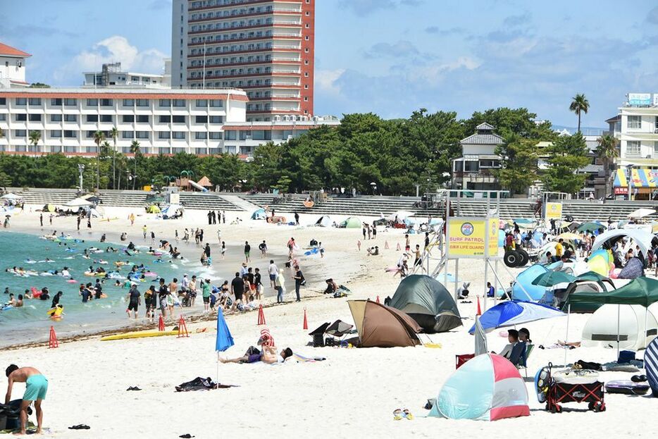 閉鎖措置が解除され多くの観光客でにぎわう白良浜海水浴場（１６日、和歌山県白浜町で）