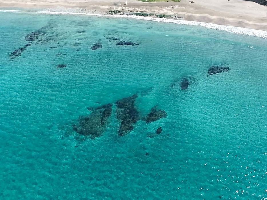 美しい砂浜と高い透明度で有名な鵜原海岸