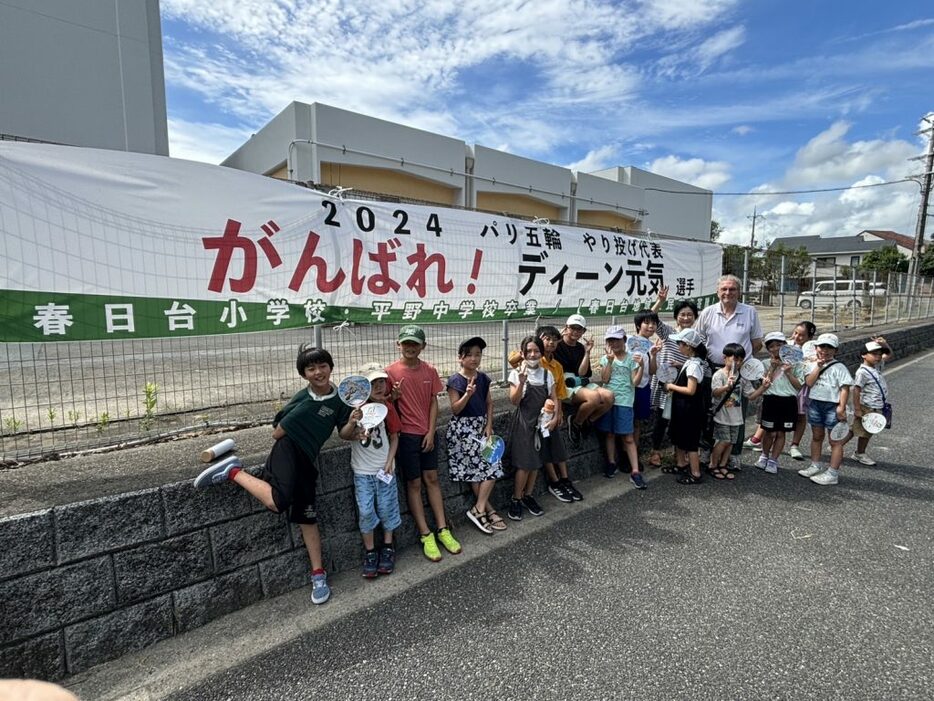 神戸市立春日台小学校に掲げられたディーン元気選手の応援横断幕（写真提供：山下展成さん）