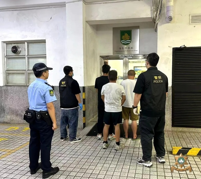 宗教施設の賽銭箱から現金を盗んだとして逮捕された男ら（写真：マカオ治安警察局）