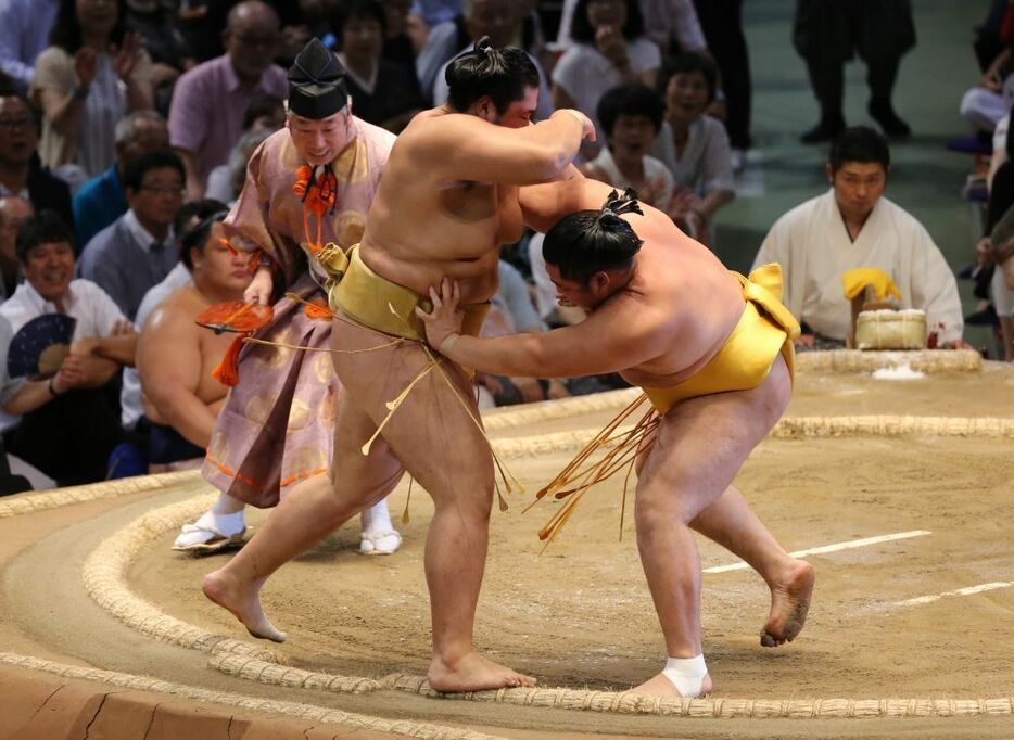 平成29年名古屋場所２日目、金色廻し同士の対戦が組まれ、遠藤が輝を寄り切る