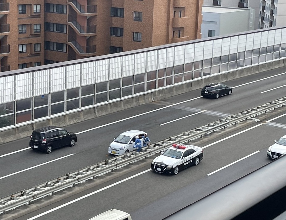 逆走した軽乗用車（撮影：視聴者）