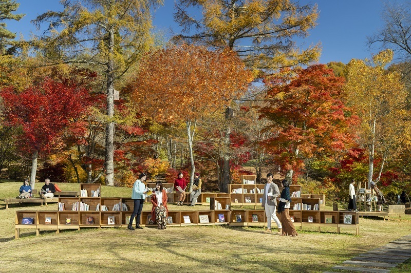 紅葉と読書の秋を満喫　自分だけの読書スペース「紅葉図書館」