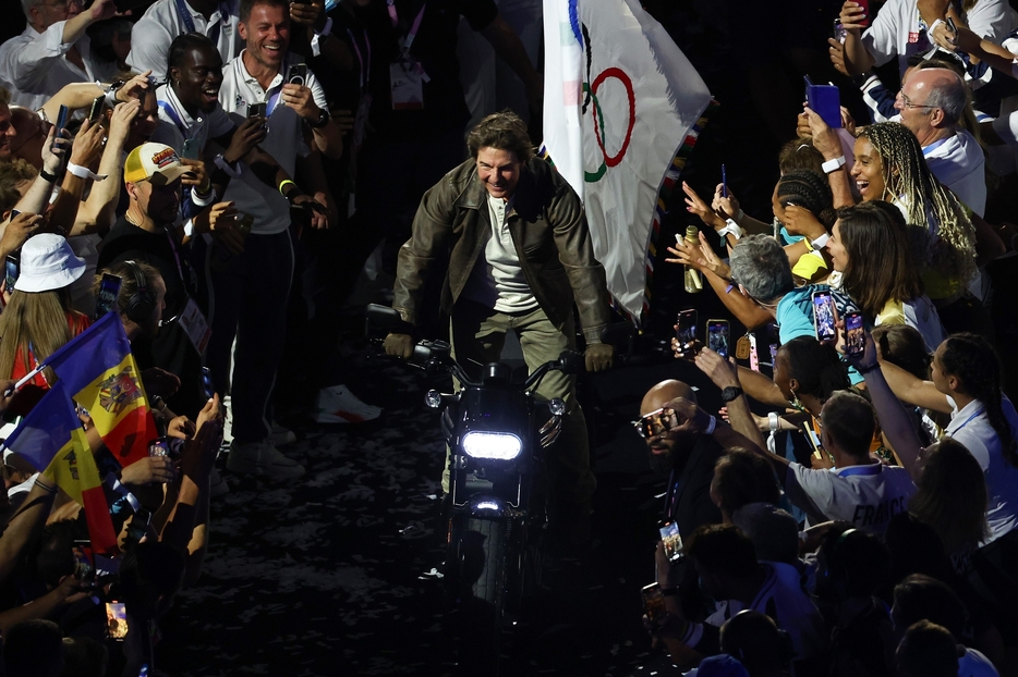 閉会式に登場したトム・クルーズがバイクで快走する(C)Getty Images