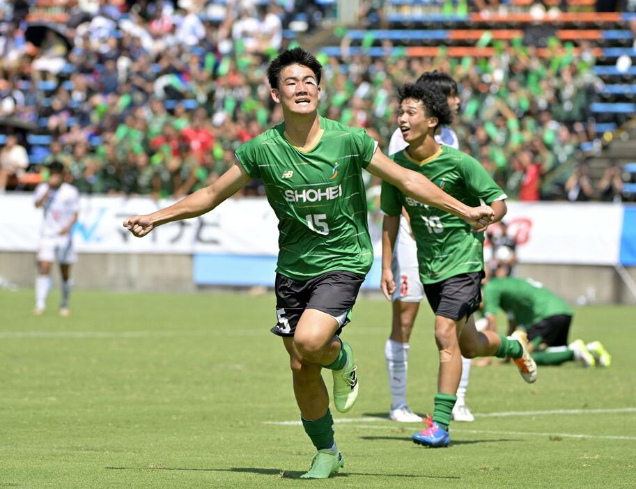 昌平―神村学園　後半、決勝ゴールを決め駆け出す昌平・鄭志錫（手前）＝福島県Jヴィレッジ