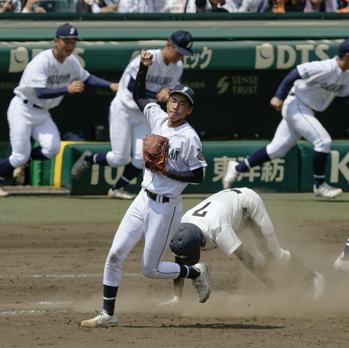 岡山学芸館―掛川西　9回表、掛川西の最終打者杉山（右下）を投ゴロに打ち取り、完封した岡山学芸館・丹羽＝甲子園