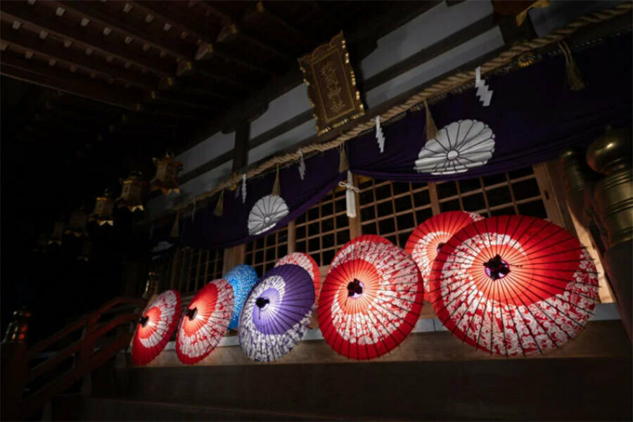 東大阪・枚岡神社の『夏灯しの夢まつり～あかりに願いを込めて～』傘蛍（光る和傘）のライトアップ