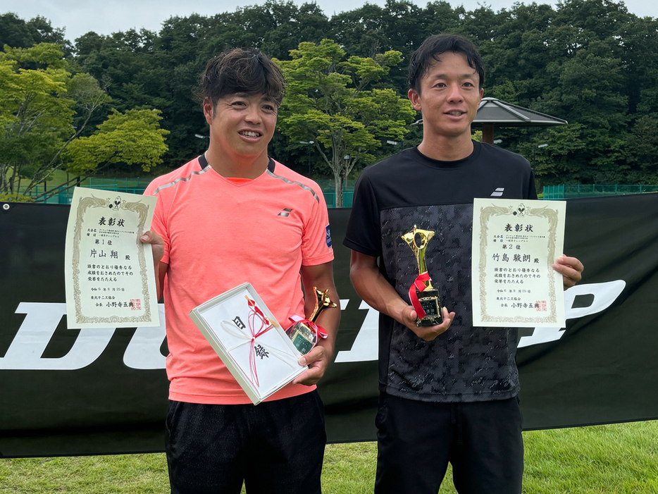 「ダンロップ第88回東北オープンテニス選手権大会」（宮城・ダンロップ泉パークタウンテニスクラブ）の男子シングルスで優勝を飾った片山翔（伊予銀行／左）と準優勝の竹島駿朗（JITC）（写真提供◎宮城県テニス協会）