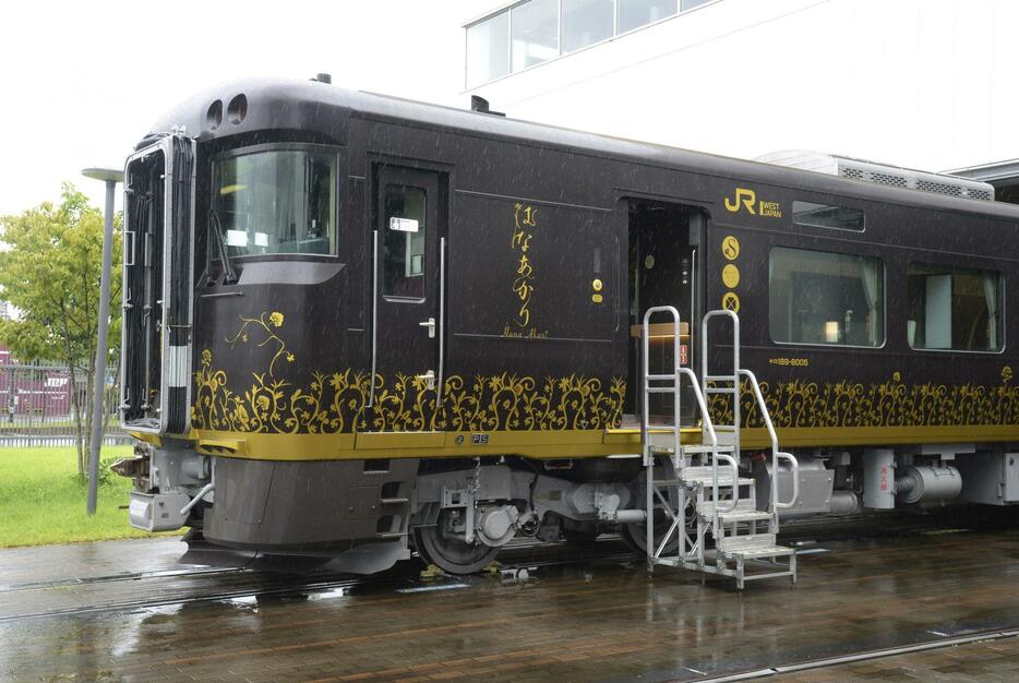 JR西日本の新型の観光列車「はなあかり」＝29日午前、京都市の京都鉄道博物館