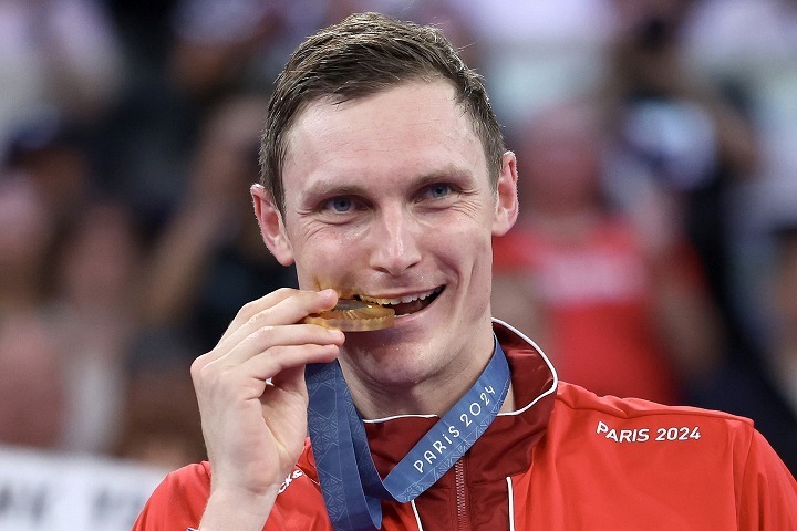 東京五輪とパリ五輪の金メダルを比較したアクセルセン。(C)Getty Images