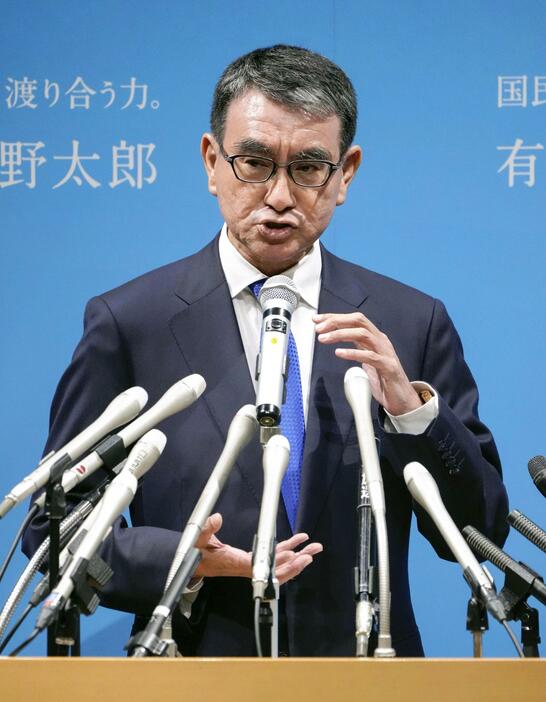 記者会見で自民党総裁選への立候補を表明する河野デジタル相＝26日午後、国会