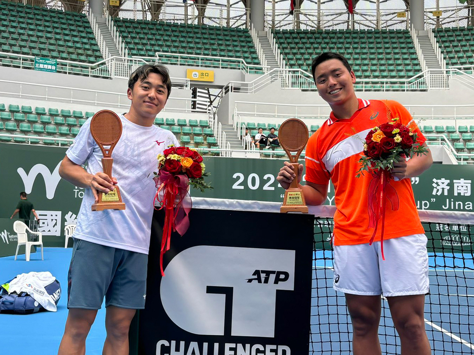 「済南オープン」（中国・済南）の男子ダブルスで優勝を飾ったチョン・ユンソン（韓国／右）と清水悠太（三菱電機）（写真提供◎清水悠太：三菱電機所属）