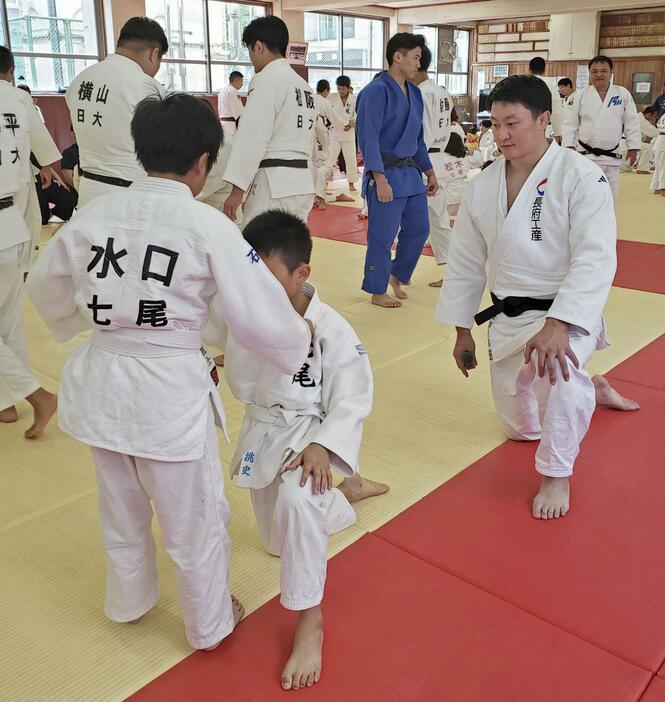 日大柔道部の柔道教室で石川県七尾市の小中学生らを指導する原沢久喜（右端）＝東京都練馬区