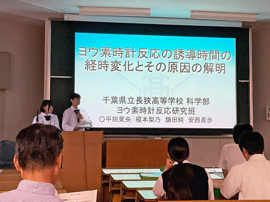 総文祭で発表する長狭高生＝岐阜