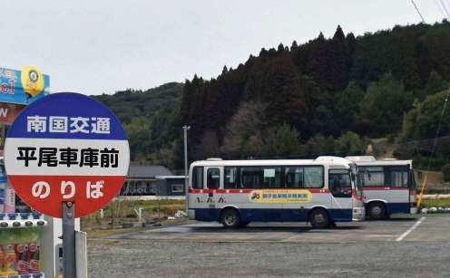 〈資料写真〉長島町の路線バス発着点となっている平尾車庫前バス停＝長島町平尾