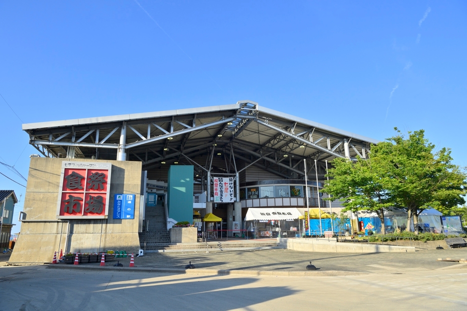 能登食祭市場は、七尾市の姉妹都市であるアメリカのモントレー市などに見られるフィッシャーマンズ・ワーフを参考に作られた