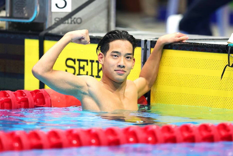 男子200ｍ自由形を大会新で制し、チームメイトの声援に応える村佐（写真◎筒井剛史／スイミング・マガジン）