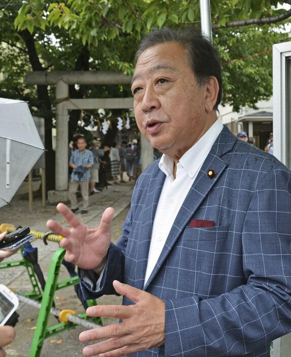 記者団の取材に応じる立憲民主党の野田元首相＝31日午前、千葉県船橋市