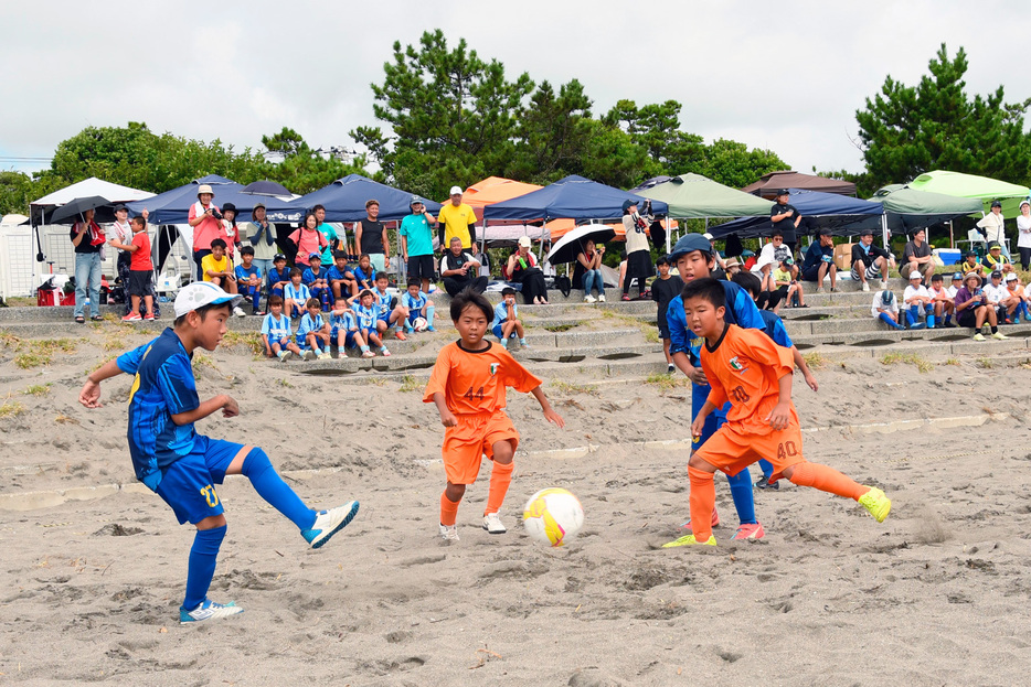 白熱の試合を繰り広げる選手ら＝同