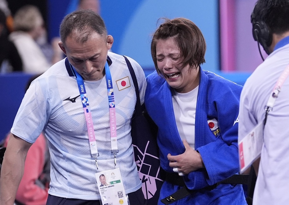 敗退し、悔しさで泣き崩れる阿部詩選手（中央）。アスリートが懸命に戦った結果の姿を批判してはならない（AP/アフロ）