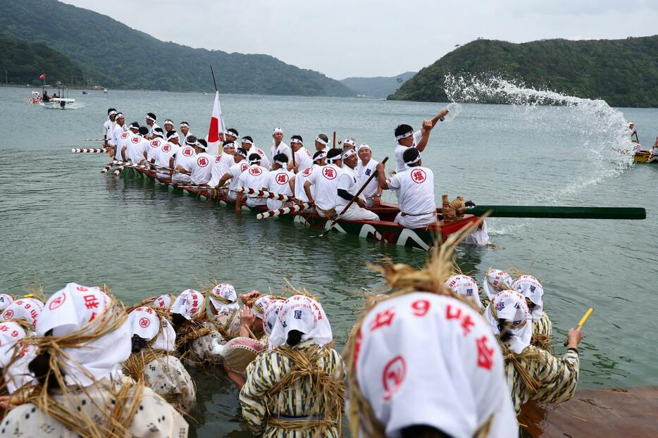 豊漁や地域の安全を祈願するウンガミで、女性たちが待つ海岸へ到着する御神バーリー＝27日午後、大宜味村塩屋（大城直也撮影）