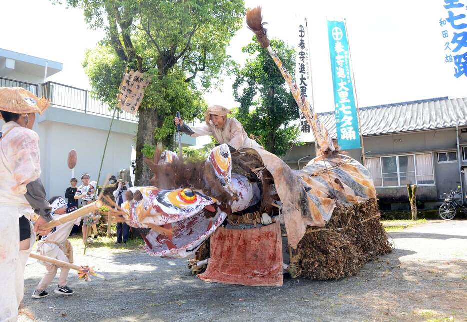 暴れ回る張り子の虎と狩人＝いちき串木野市大里