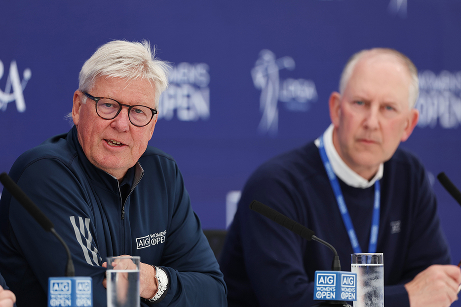 会見するR＆Aトップのマーティン・スランバー氏（左）ら (Oisin Keniry/R&A/R&A via Getty Images)