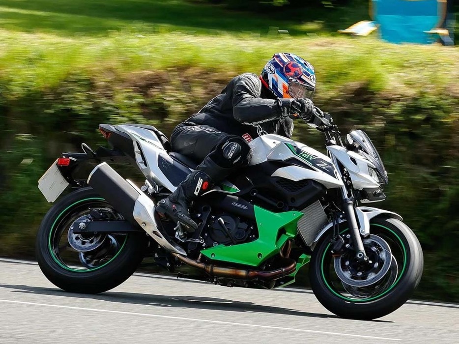 Z7 Hybrid [KAWASAKI] フィリップ・マッカレン氏によるデモ走行の写真。エンジンは欧州Z500と同じ451ccなので車体はコンパクトだ。