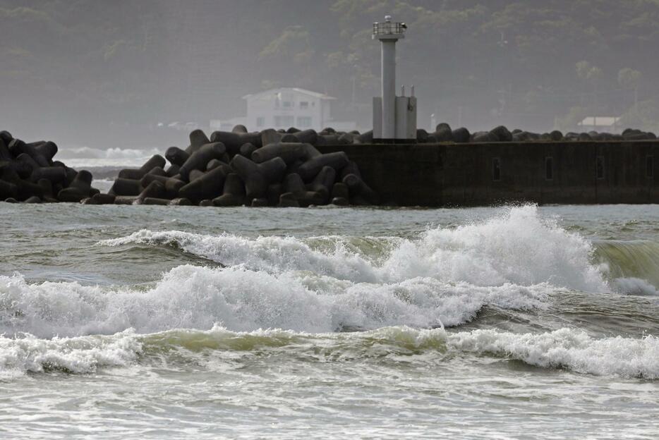 台風10号の影響で荒波が打ち寄せる宮崎市の海岸＝27日午前8時51分