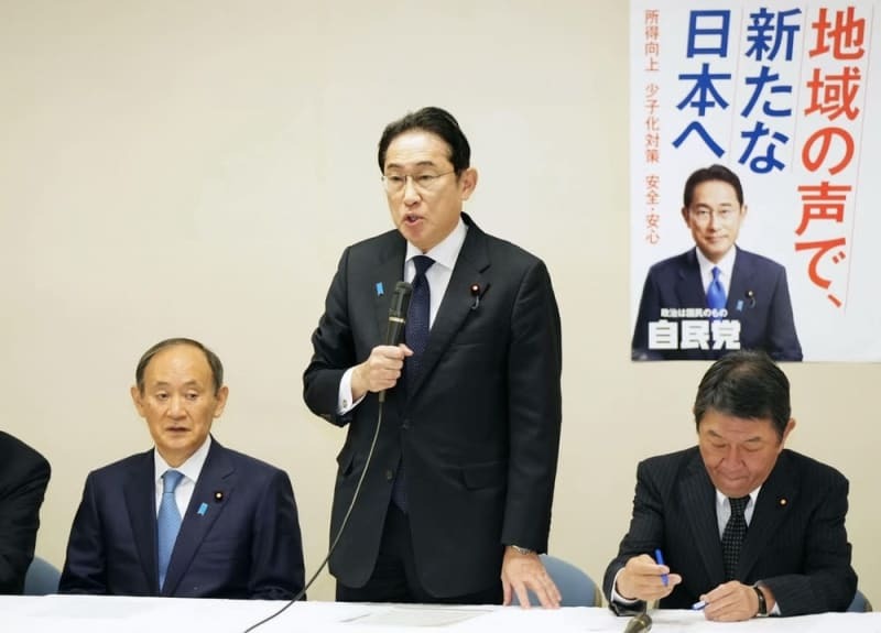 自民党の政治刷新本部の初会合であいさつする岸田首相。左は菅前首相、右は茂木幹事長＝１月１１日午前、東京・永田町の党本部