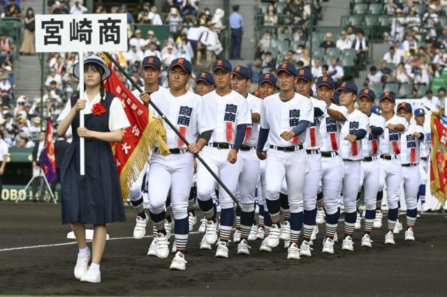 開会式で堂々と入場行進する宮崎商の選手＝７日午前、兵庫県西宮市・甲子園球場