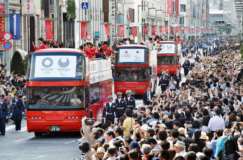 2016年10月、大勢の人が詰めかけたリオ五輪・パラリンピックのメダリスト合同パレード＝東京都中央区