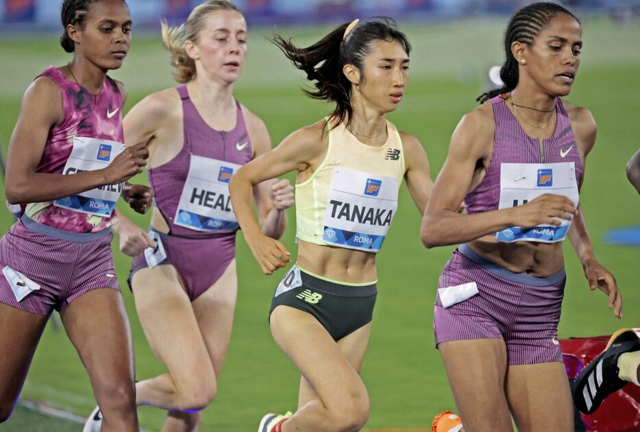 女子1500メートルで競り合う田中希実（右から2人目）＝ローマ（ロイター＝共同）