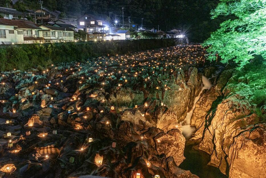 滝の拝を彩るキャンドルや灯籠（１８日、和歌山県古座川町小川で）