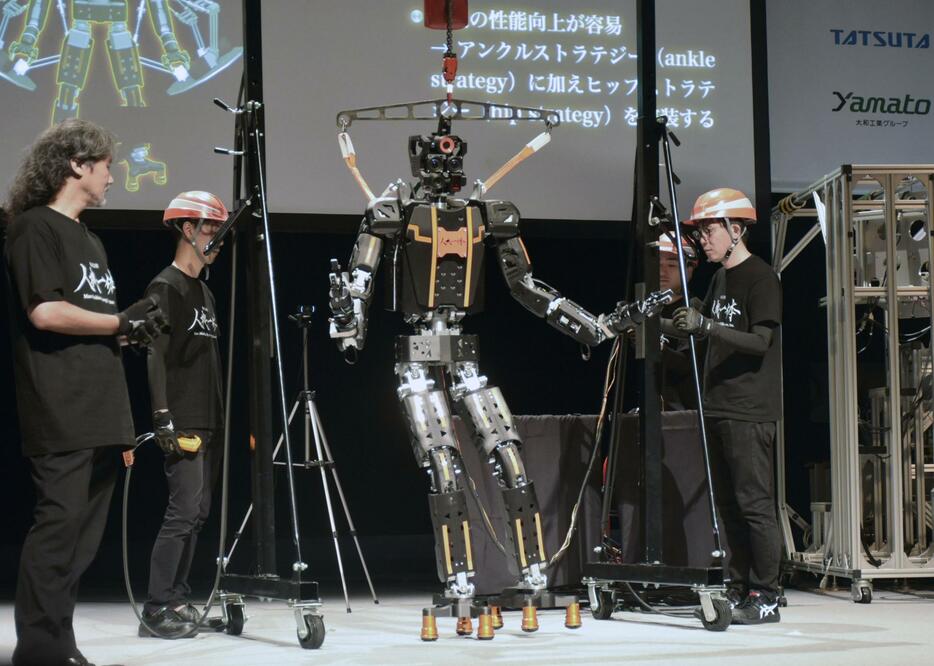 公開された人型ロボット＝1日午後、滋賀県草津市