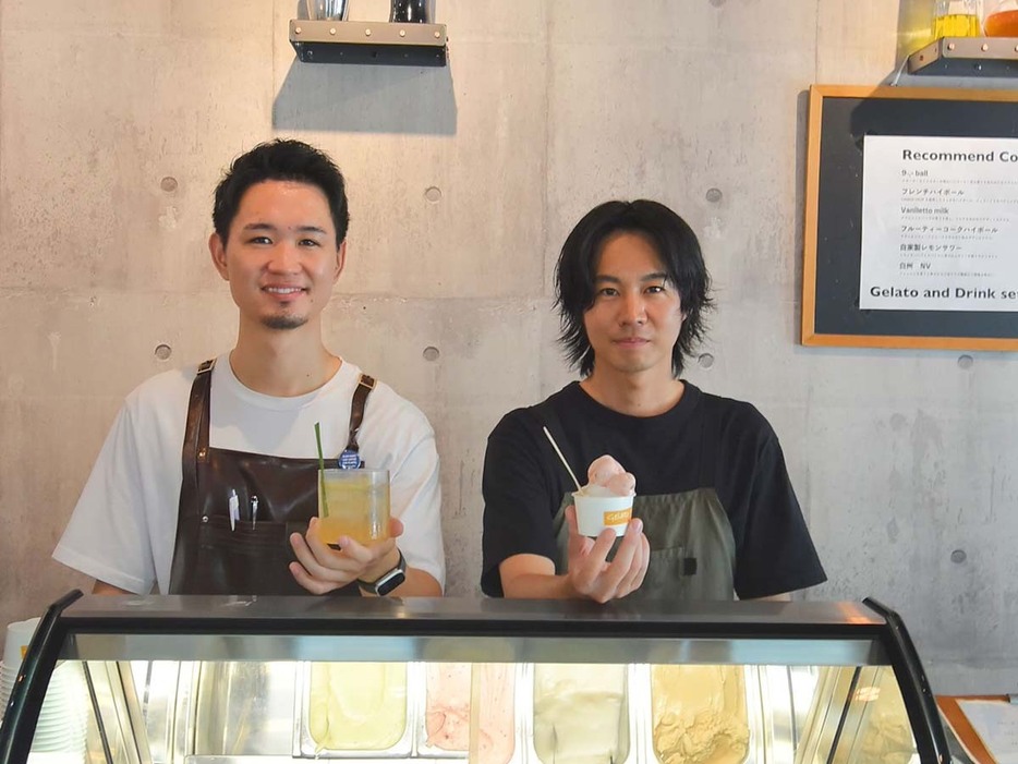 イケメン2人でお店を営む。右がオーナー・山崎裕太さん、左がバーテンダーの篠原誠人さん