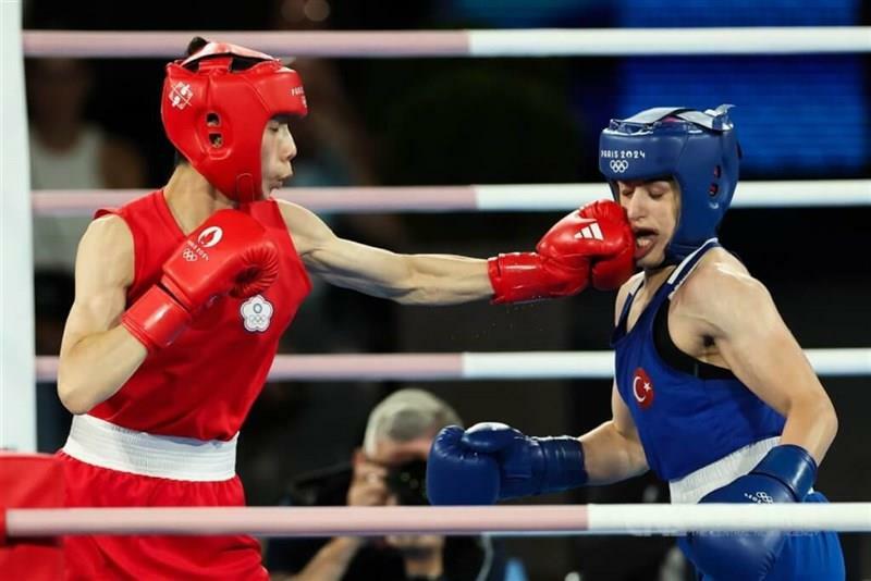 準決勝でトルコ選手（右）に完勝した林郁婷