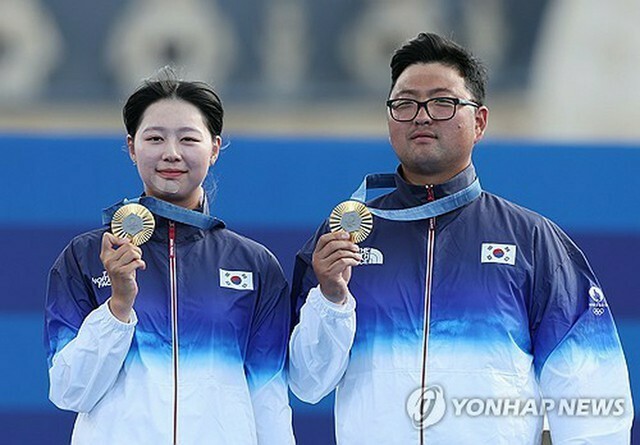 アーチェリー混合団体で優勝した金優鎮（右）とイム・シヒョン＝2日、パリ（聯合ニュース）