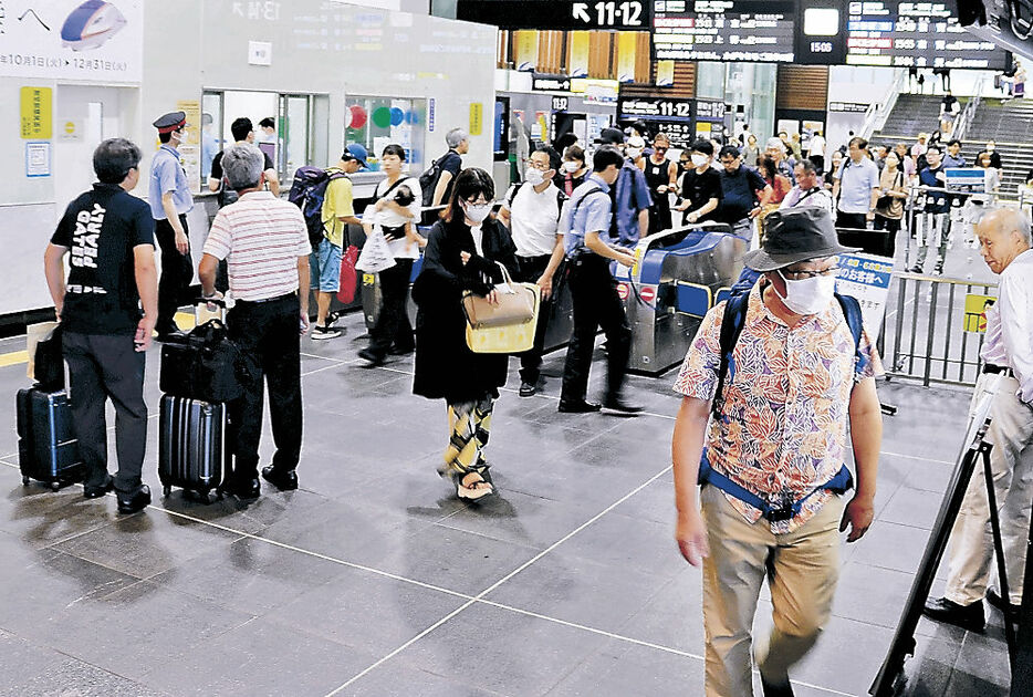 帰省客や観光客で混雑する改札口＝富山駅