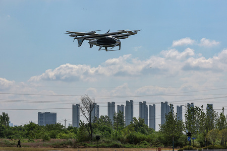 南京市浦口区の南京市ドローン基地から離陸した峰飛航空の盛世龍eVTOL（2024年8月1日撮影、資料写真）。